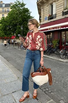 Denim Blouse Outfits, Vintage Blouse Outfit, Floral Blouse Outfit, Floral Shirt Outfit, Floral Embroidery Blouse, Parisian Wardrobe, Fairycore Dark, European Street Style