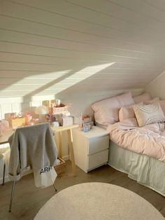 Low Slanted Ceiling Bedroom, Bedroom With Slanted Ceiling Ideas, Room With Slanted Ceiling, Slanted Ceiling Bedroom, Low Ceiling Bedroom, Bedroom Preppy, Loft Aesthetic