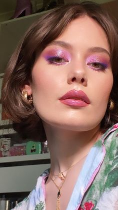 Shimmer Mesh Top Outfit, Red Eyeshadow For Blue Eyes, Paramore Concert Makeup Ideas, Eyeliner Looks For Brown Eyes, 2023 Winter Makeup Trends, Fun Makeup Brown Eyes, Fun Eye Makeup For Brown Eyes, Subtle Color Eyeshadow Looks, Wearable Colorful Eyeshadow