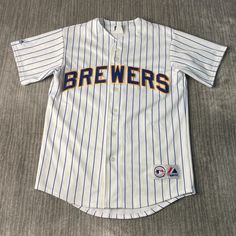 Vintage 2000s Milwaukee Brewers Striped Pattern MLB Baseball Sportswear Athletic White Graphic Jersey Medium Mens Condition:  Excellent Used Condition  = No Flaws Measurements: Please see photos above for all measurements IF YOU BUY TWO OR MORE ITEMS USE THE CODE BUNDLE @ CHECK TO SAVE 20% WE SHIP WITHIN 24 HOURS AFTER PURCHASE! Please be aware that we do not offer free returns!! The Buyer is responsible for the cost of the return label.  Follow us on TikTok & Instagram @findsnostalgic and tag us in your finds Throwback Cotton Baseball Jersey For Sports, Fitted Baseball Jersey For Streetwear And Sports, Fitted Baseball Jersey For Streetwear, Cotton Throwback Baseball Jersey For Sports, Streetwear Jersey With Three Stripes For Sports, Three Stripes Jersey For Sports Season Streetwear, Three-stripes Jersey For Sports Season Streetwear, Throwback Baseball Jersey For Sports Season, Throwback Streetwear Jersey For Sports Season