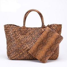 Bolsos tejidos simples de gran capacidad a la moda Cesta de serpiente Basket Handbag, Designer Handbag Brands, Bag Jeans, Woven Handbags, Womens Designer Handbags, Woven Tote Bag, Cute Purses, Basket Bag, Casual Tote