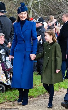 Kate, 41, beamed alongside her children in a blue Alexander McQueen coat as she made her way to St Mary Magdalene Church. Royal Family Christmas, Principe William Y Kate, Herzogin Von Cambridge, Princesse Kate Middleton, Timothy Laurence, Principe William