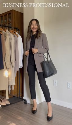 Smart Casual Work Outfit Short Women, Executive Office Attire For Women, Casual Elegant Work Outfits, 2023 Business Attire Women, Winter Business Professional Women, Business Casual Women Outfits Dress, Legal Work Outfits, White Top Business Casual, Cute Banker Outfits