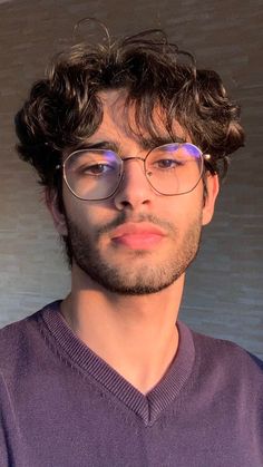 Glasses Guys Aesthetic, Medium Men’s Hairstyles, Mens Hairstyles With Glasses, Medium Long Hairstyles Men, 3a Hairstyles Men, Curly Hair Men Haircut Taper, Hairstyles With Glasses Long, Men With Brown Eyes, How To Style Curly Hair Men