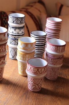 there are many cups sitting on the table