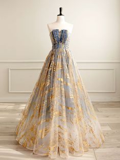 Amelia Aesthetic, Unrealistic Outfits, Blue And Gold Dress, Gaun Abad Pertengahan, Concert Style, Prom Dress Pictures, Expensive Dresses, Beautiful Gradient, Strapless Prom Dress