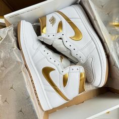 Air Jordan 1 High Og Wmns White Gum Light Metallic Gold Fd2596-107 Size 5w - 12w Luxury Nike Sneakers, Air Jordan Shine, Air Jordan En Or, Gold Air Jordan 1, Air Force One Jordans, Yellow High Top Jordans, White And Gold Shoes Sneakers, Nike Air Force 1 Gold And White, Real Air Jordans