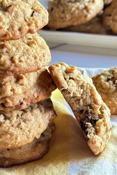 A stack of banana chocolate oatmeal cookies with one leaned against the side with a bite out of it. Banana Chocolate Oatmeal, Biscuit Bar, Chocolate Oatmeal Cookies, Chocolate Oatmeal, Banana Chocolate, Oatmeal Chocolate Chip Cookies