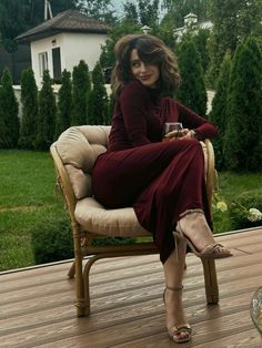 Wine Red Outfit, Dark Feminine Style, Costum Elegant, Long Sleeve Mesh Dress, Style Mistakes, Basic Outfits, Classy Women, Elegant Outfit