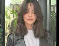 Brunette short gair with texture Layers Around The Face Medium, Haircuts For Short Length Hair, Haircut Summer 2024, Elizabeth Hairstyle, Haircuts For 2024 Women, Shoulder Length Hairstyle Women, Summer Haircuts For Medium Hair, Summer Haircuts 2024, 90s Shoulder Length Hair