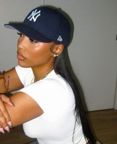 NY Yankee cap outfit Outfits With Hats, Mode Inspo, Baddie Outfits, Mode Inspiration, Outfit Casual, Pretty Face