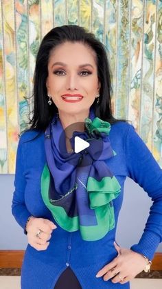 Scarf Tied Around Neck, Tie A Long Scarf, Short Scarf Tying, Scarf Tying Tutorial, Sewing Scarves, Scarf Wearing Styles, Ways To Tie Scarves, Diy Fashion Scarf, Short Scarves