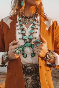 A necklace that a girl could dream forever about Southwestern Clothing, Desert Backdrop, Turquoise Jewelry Outfit, Vintage Turquoise Jewelry, Nfr Fashion