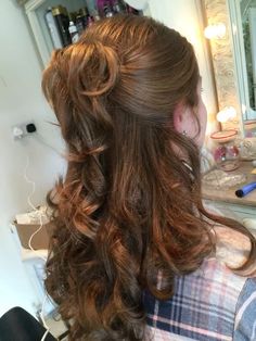 Long Hair Homecoming Styles Curls, Formal Hair Aesthetic, Styled Curled Hair, Curled Hairstyles Medium Hair, Cute Hairstyles Formal, V Neck Dress Hairstyles, Thick Hair Face Framing, Bridgeton Hairstyles, Hairstyles For Winter Formal