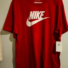 Nike Men's Short Sleeve T- Shirt Bnwt. Excellent Condition No Tears Or Stains, Never Been Worn. Size Xl Shirts Nike, Red Nike, Nike Red, Nike Tees, No Tears, Nike Shirts, Men's Nike, Shirt Color, Men Short Sleeve