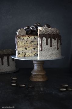 there is a cake with oreo cookies on it