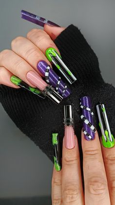 beetlejuice Beetlejuice Nails Sandworm Nails, Lydia Deetz Nails, Bettle Juice Nail Ideas, Beetlejuice Nails Acrylic, Bob Beetlejuice, Tim Burton Nails, Beetle Juice Nails, Beetlejuice Nails, Beatle Juice