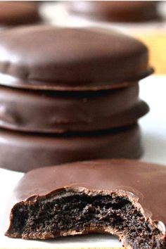 there is a chocolate cookie that has been cut in half and stacked on top of each other