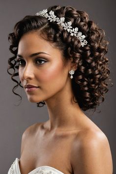 Bride Curly Hairstyles Natural Curls, Indian Bride Curly Hairstyles, Bridal Hair Accessories Curly Hair, Natural Curly Hair Bride Wedding Day, 3b Curly Wedding Hairstyles, Curly Hair Braids, Chic Short Hair