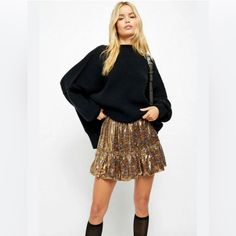 Nwt Free People Metallic Floral Bubble Skirt Brand New With Tags, Never Worn! Size Small, And Has A Great Elastic Waistband To Ensure Extra Comfort!! Come From A Pet Free, Smoke Free Home Make Me An Offer!! Bubble Silhouette, Free People Aesthetic, Drop Waist Skirt, Satin Mini Skirt, Metallic Mini Dresses, Fall Blouse, Maxi Tops, Embroidered Pants, Bubble Skirt