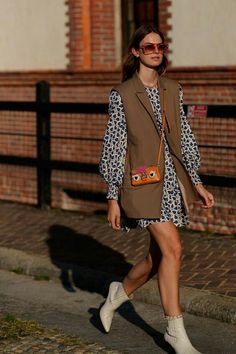 Style Parisienne, Chique Outfits, Brown Vest, Looks Street Style, Street Style Trends, Cool Street Fashion, Work Outfits Women, Fashion Week Street Style, Outfits Women