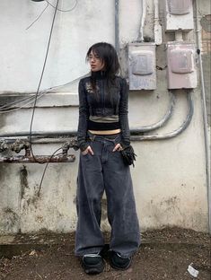 Emo Style, 일본 패션, Rock Outfits, New Rock, Vintage Vogue, Cute Everyday Outfits, How To Pose, Inspired Outfits