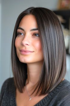 Lob With Center Part Hairstyle on smiling woman with straight dark brown hair. New Hair Trends 2024, Long Bob Haircuts, Shoulder Length Hair Cuts, Haircuts For Medium Hair, Haircuts Straight Hair, Hairstyle Women, Medium Hair Cuts, Outfits Winter, Medium Length Hair Cuts