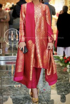 Brocket Suit Design, Banarsi Suit Design With Pant, Banarsi Dress, Banarsi Suit, Velvet Suit Design, Heavy Dresses, Velvet Dress Designs, Pakistani Fashion Casual, Womens Trendy Dresses