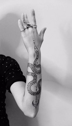 Full Arm Sleeve Tattoo, Snake Tattoo Design, Geniale Tattoos, Diy Tattoo, Arm Tattoos For Women, Snake Tattoo, Piercing Tattoo