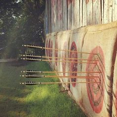 arrows are lined up on the side of a building