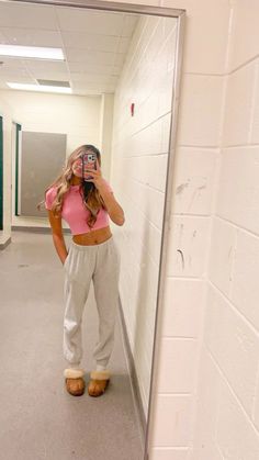 Mary Sergi Outfits, Cool Sweatpants, Sweatpants Outfit Ideas, Sweatpants Outfits, Simple Outfits For School, Cozy Sweatpants, Lululemon Outfits, Baggy Sweatpants, Preppy Summer Outfits