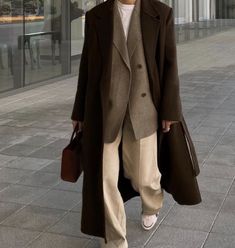 Stile Hijab, Skandinavian Fashion, Looks Street Style, Brown Coat, Mode Inspo, 가을 패션, Mode Vintage, Winter Fashion Outfits