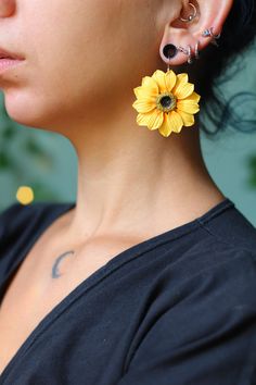 - Sunflower earrings handmade with cold porcelain, petal by petal. - There are two pairs, one is 4.5cm wide and the other is 5cm wide. - They are very light to wear. - The hooks are silver. - I leave you another link where you can find more flower earrings: https://www.etsy.com/es/listing/1488747602/pendientes-de-margaritas-pendientes-de?click_key=e47d84c5aac580c045e3d78865a6da634240dad1%3A1488747602&click_sum=67644c1a&ref=shop_home_active_47&frs=1&sts=1 Handmade Yellow Flower Earrings For Gift, Yellow Flower-shaped Polymer Clay Earrings, Yellow Sunflower Design Flower Earrings, 3d Flower Earrings In Polymer Clay, Yellow Flower Earrings For Gift, Yellow Flower Shaped Earrings For Gift, Yellow Flower Earrings As Gift, Yellow Flower Earrings With 3d Flowers, Yellow Flower-shaped Earrings For Gifting