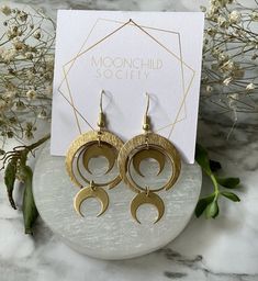 These handmade earrings feature textured gold plated raw brass crescent moon charms with circle connectors and two smaller horned gold plated crescent moons. They are about two and a half inches long when worn and all components are made from raw brass. Boho Accesories, Halloween Jewelry Diy, Witchy Earrings, Minimalist Earrings Gold, Antique Silver Jewelry, Tibetan Jewelry, Crescent Moon Earrings, Geometric Star, Boho Geometric