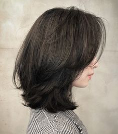 Cute Medium Bob Hairstyles, Layered Hair Bob Medium, Short Layer Cut Hairstyle, Short Hair Cut Layer, Lob Haircut Korean, Lob Layers Shoulder Length, Bob W Layers, Short Haircuts For Volume, Short Medium Hair With Layers