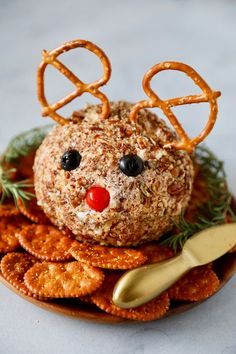 a plate with crackers and pretzels in the shape of a reindeer's head