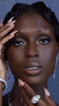 Thin '90s Brows Are Trending—A Derm and a MUA Share If They're Worth It Jodie Turner, 90s Makeup, Fantasy Photography, Flawless Beauty, Beauty Shoot, American Woman, Editorial Makeup