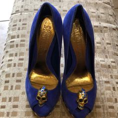 Stunning Blue Alexander Mcqueen Heels With Gold Skull And Studs Detailing. Such A Statement Price. Only Worn Out One Night. Still Has Sticker Of Original Selling Price Of $1195. Blue Alexander Mcqueen, Skull Heels, Alexander Mcqueen Skull, Mcqueen Shoes, Mcqueen Fashion, Alexander Mcqueen Shoes, Gold Skull, Shoes Blue, Tory Burch Flats