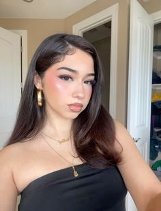 Uni Clothes, Bb Makeup, Latina Makeup Looks, Latina Hair, Light Makeup Looks, Latina Makeup, Smile Selfie, Curly Hair Styles Easy, Hairdos For Curly Hair