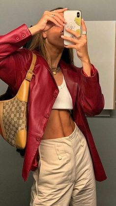 Red Leather Jacket Outfit, European Outfits, Stile Kylie Jenner, Outfit Ideas Aesthetic, Leather Jacket Outfits, Cooler Look, Ideas Aesthetic, Looks Chic, Red Outfit