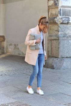 Wie kombiniere ich weiße Sneakers richtig? Zara Trench Coat, White Sneakers Outfit, Tennis Shoes Outfit, Clothing Winter, Paris Mode, Clothing Cute, Outfit Jeans, Elegante Casual, Kids Fashion Clothes