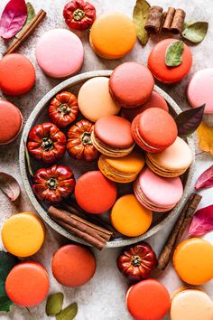 Pumpkin Caramel Macarons are filled with pumpkin caramel sauce and pumpkin caramel buttercream. Plus video! Pecan Pie Cheesecake Bars, Caramel Macarons, Apple Crumb Cakes, Cinnamon Roll Cheesecake, Powdered Food Coloring, Homemade Pumpkin Puree