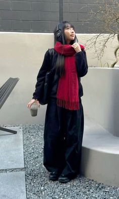 Scarf With Hoodie Outfit, Red Fall Outfits Women, Edgy Autumn Outfits, Japanese Fall Outfits, Fall Outfits Japan, Winter Outfits Asian, Japan Fall Fashion, Inspo Outfits Invierno, Outfits In Japan