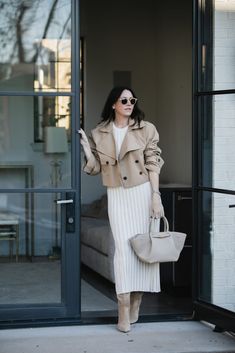 How to Style Cropped Trench Coats, cropped trench coat, crop trench, trench coat outfit ideas, quiet luxury outfits Short Trench Coat Outfit, Short Coat Outfit, Tan Outfits, Stylish Travel Outfit, White Outfit Ideas, Striped Sweater Outfit, Cream Knitted Dress, Outfits Minimal