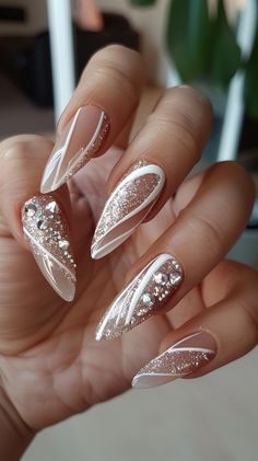 50 Glitter Nail Designs For Beautiful Dazzling Nails 14 Cute Glitter Nails, Indian Bridal Nails, Ongles Bling Bling, Short Christmas Nails, Christmas Nails Designs, Festive Christmas Nails