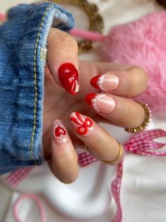 Valentines Nails With Bow, Red And White Christmas Nail Designs, Christmas Nails Fun, Gel Nail Korean, Garland Nails, Red Valentines Nails Acrylic, Valentine’s Nails, Valentine’s Day Nails, Red Bow Nails