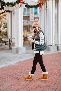 12 Winter Outfit Ideas with Leggings » Lady Decluttered Casual Outfits Leggings, Winter Vacation Outfits, Outfits Leggings, Winter Outfits Ideas, Cosy Outfit, Walking Outfits