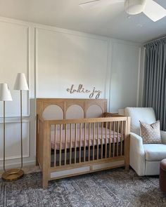 white girl nursery with name sign above wooden crib Princess Nursery Theme, Modern Nursery Design, Girl Nursery Ideas, Nursery Design Board, Nursery Picture Frames, Best Baby Cribs, Baby Nursery Design, Dreamy Nursery, Princess Nursery