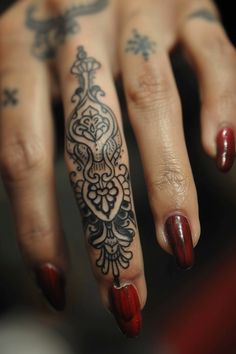 Intricate black henna design on a person's middle finger with long red nails. Full Finger Tattoos For Women, Ornate Hand Tattoo, Middle Finger Tattoo For Women, Index Finger Tattoo, Spiritual Hand Tattoos, Knuckle Tattoos For Women, Tattoos For Women Cat, Henna Tattoo Foot, Finger Tattoo Ideas