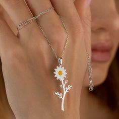 Collier marguerites épanouies, pendentif marguerites, collier en argent sterling 925, collier en argent, bijoux marguerites en argent, collier de fleurs, cadeau pour elle, cadeau pour elle, collier délicat, collier femme, cadeau pour femme, collier fleurs épanouies Meilleure alternative au cadeau unique, le collier en argent avec marguerite fleurie ❤ La façon la plus simple de montrer votre « amour » à vous-même et à vos proches DÉTAILS * Tous nos bijoux sont fabriqués à la main avec amour * Mat Daisy Pendant, Daisy Necklace, Minimalist Necklace, Dainty Necklace, Flower Necklace, Hair Jewelry, Solid 925 Sterling Silver, Sterling Silver Necklaces, Silver Fashion